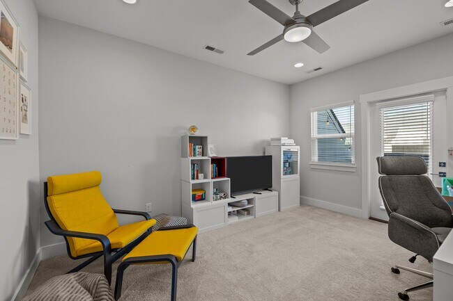 Building Photo - 644 W End Dr