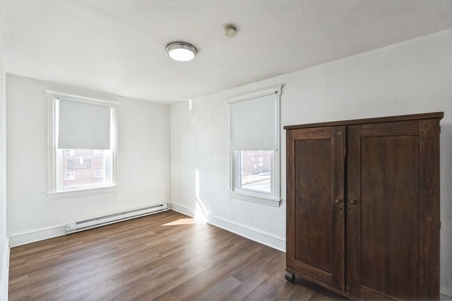 Building Photo - Recently Renovated 4 Bedroom, 1.5 Bath Nor...