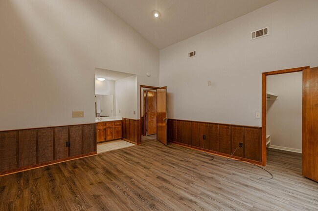 Building Photo - 575 Bradford Dr