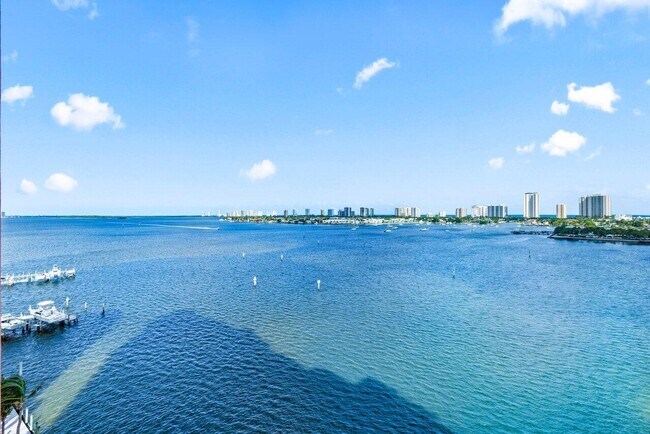 Building Photo - 2640 Lake Shore Dr