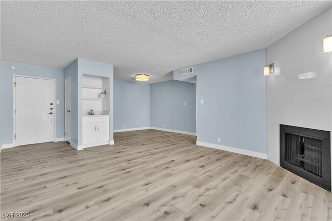 Building Photo - 725 N Royal Crest Cir