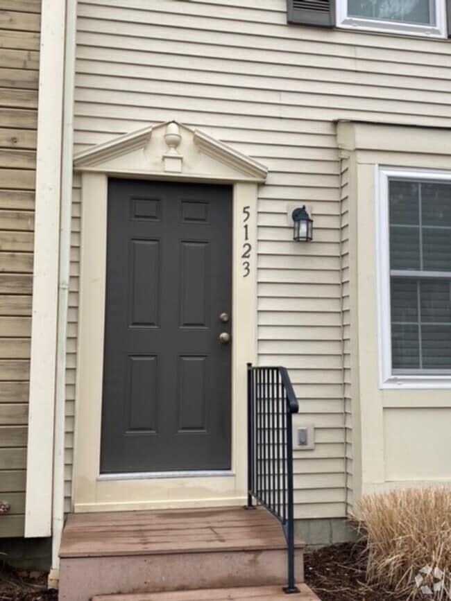 Building Photo - 5123 Singleton Dr