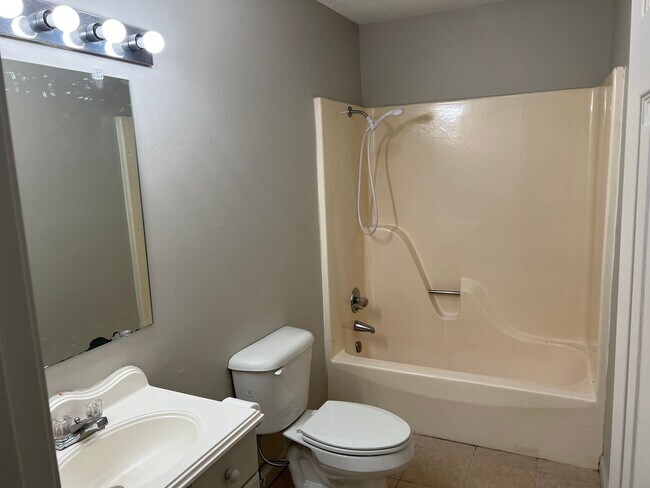 Building Photo - 105 Club Ln