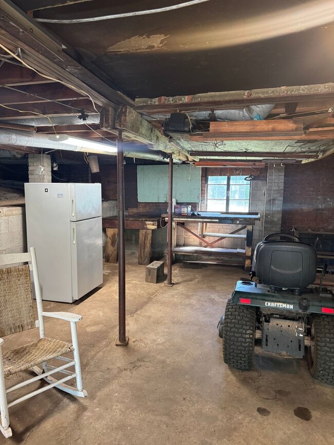 Building Photo - Fantastic Location & Price