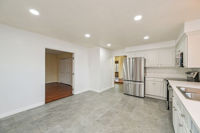 Building Photo - Spacious 4 Bed/2 Bath in Desirable Willow Creek.