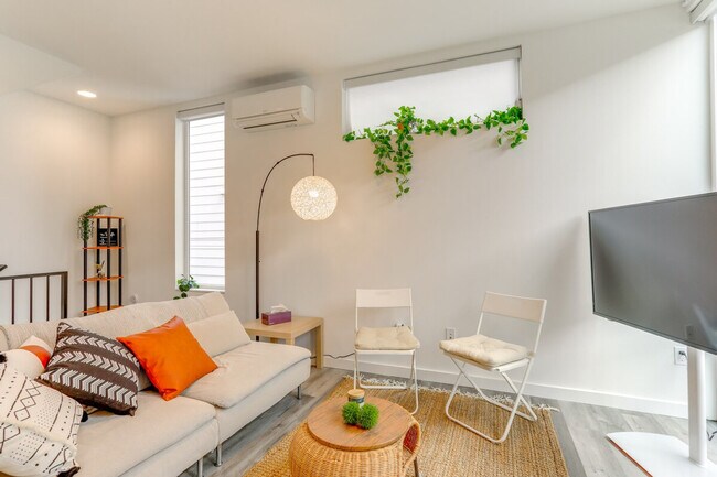 Building Photo - 128A W Florentia St