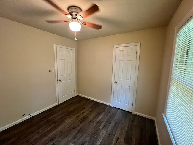 Building Photo - 3Br/1Ba Off Steam Mill Road- Move In Speci...