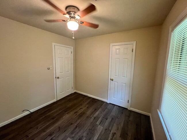 Building Photo - 3Br/1Ba Off Steam Mill Road- Move In Special