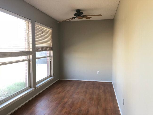 Building Photo - Pre-Leasing Self Showing - 4 bed 2 bath Mo...