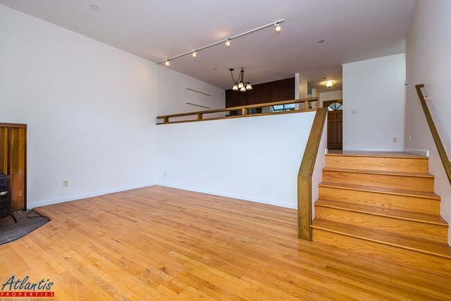 Building Photo - Remodeled Condo | Downtown Palo Alto | Near Stanford