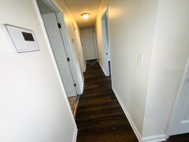 Building Photo - Centrally Located 4 Bedroom Home With Large Yard