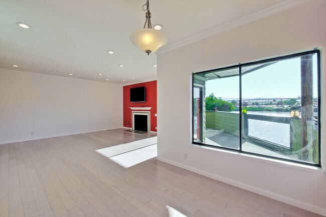 Building Photo - 1108 Shoreline Dr