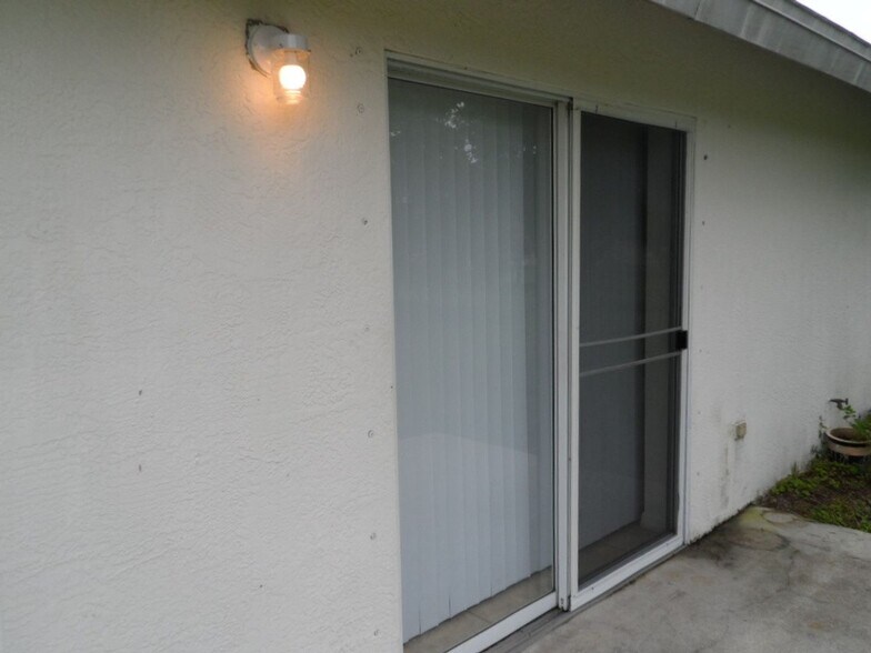 Building Photo - Coming Soon, 4/27 - Freshly Painted 2/2/1 Duplex