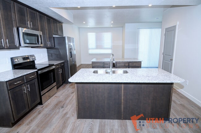 Building Photo - 1006 W 430 S