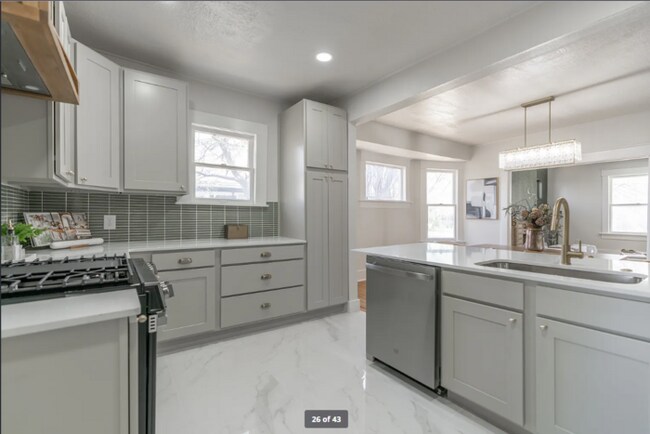 Building Photo - 4 Bed 3 Bath in Uptown OKC