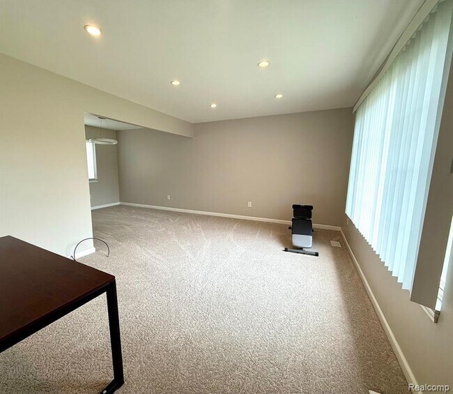 Building Photo - 1625 Lakewood Dr