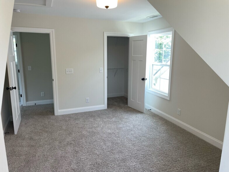 Building Photo - 696 Castle Heights Ave