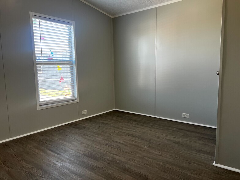 Building Photo - 709 N Collins Fwy