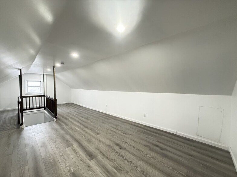 Building Photo - 735 Main St