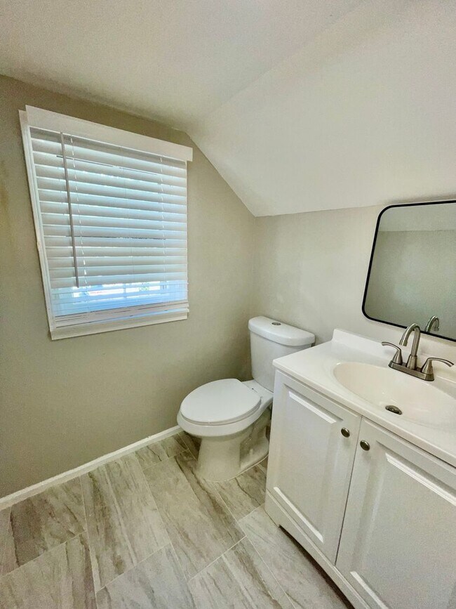 Building Photo - Updated 4-Bedroom Bungalow with Modern Kit...