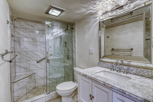 Building Photo - Luxurious 2 Bed, 2 Bath Condo with Stunning Views in Governor's Park!