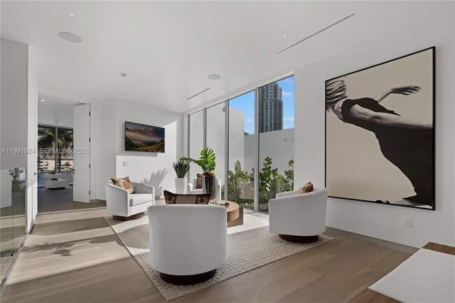 Building Photo - 501 Palm Dr