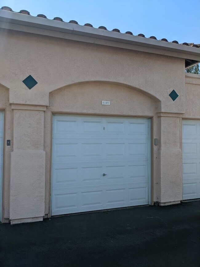Building Photo - 2 Bedroom-2 Bathroom Single Story Condo in...