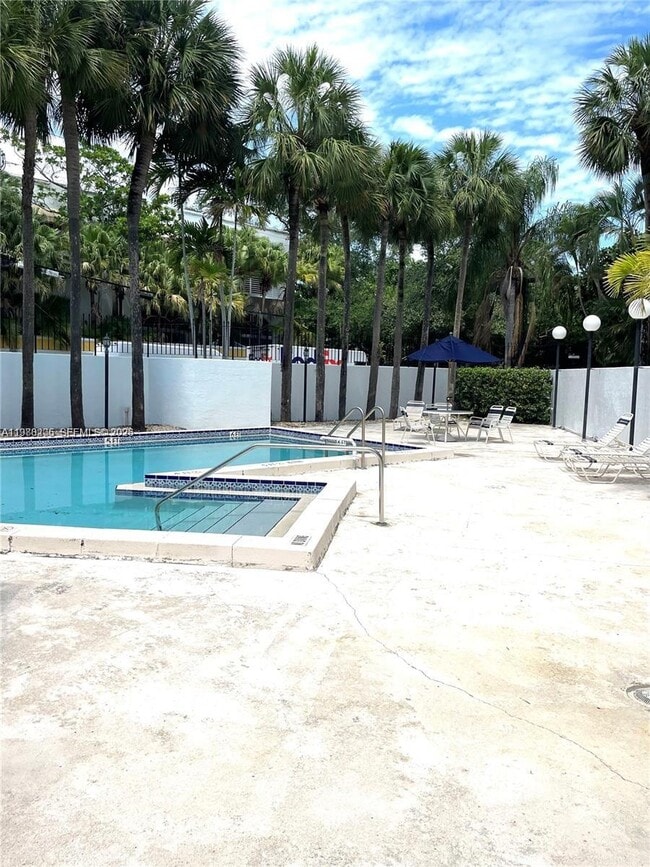 Building Photo - 2715 Tigertail Ave