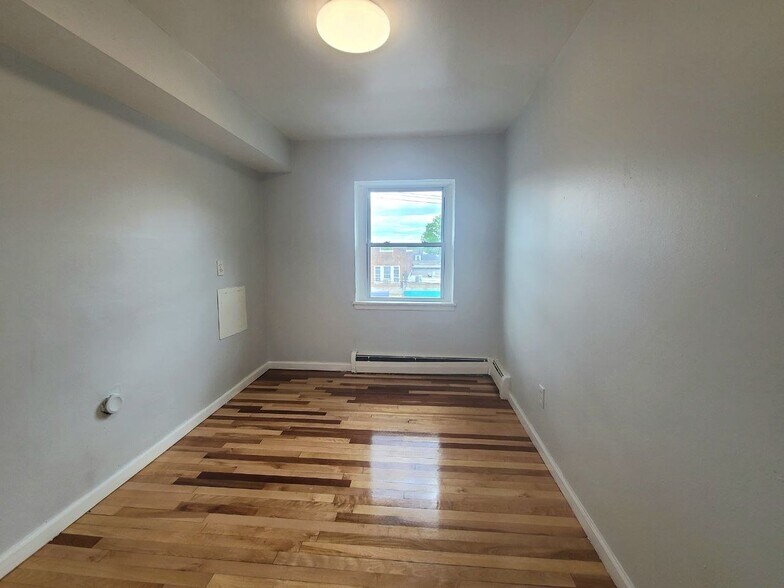 Building Photo - 479 Roseville Ave