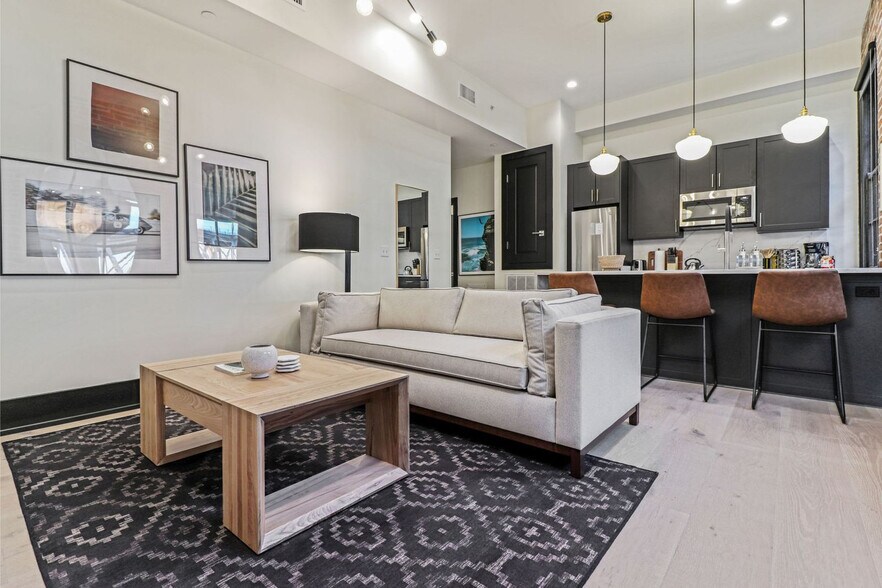 Primary Photo - 1148 S Peters St