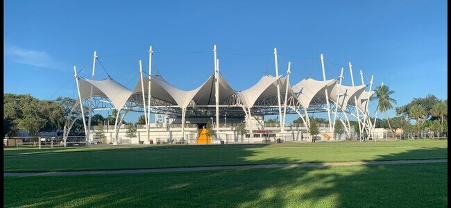 Building Photo - 600 S Riverside Dr