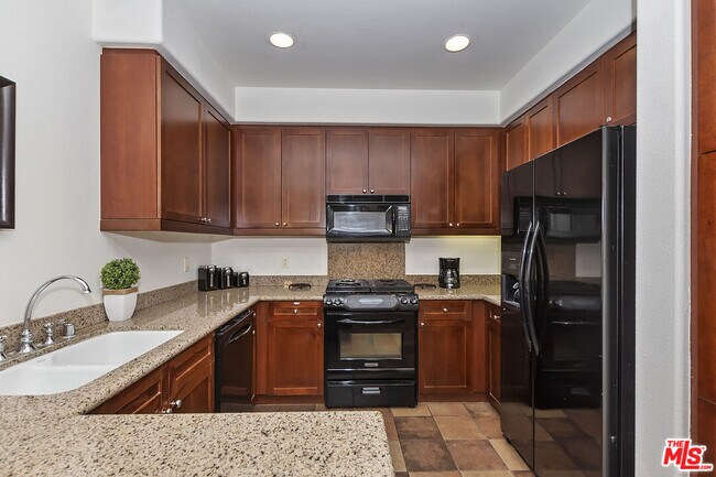 Building Photo - 48613 Classic Dr