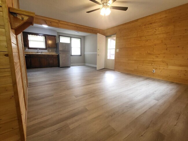 Building Photo - Nice and cozy 3 bedroom 1 bath just renovated