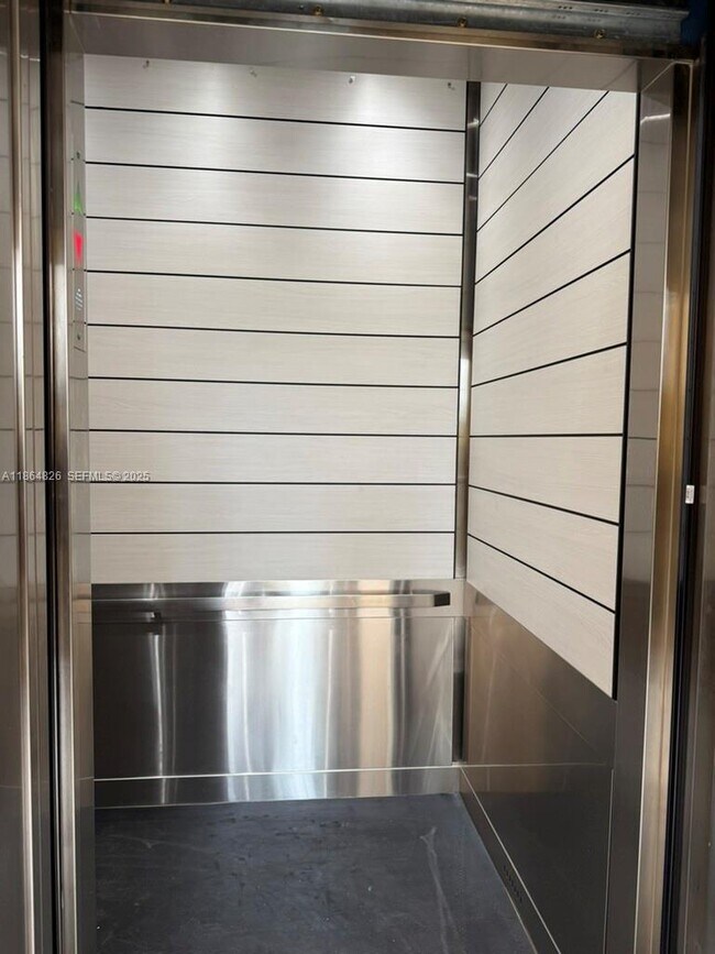 Building Photo - 1450 SE 3rd Ave