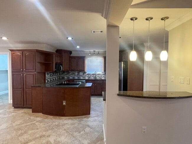 Building Photo - 1624 Oakmont Cir