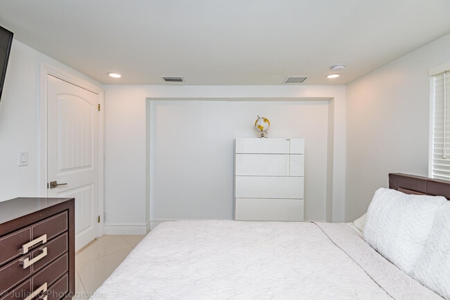 Building Photo - 1510 SE 14th Ct