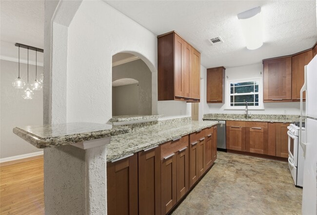 Building Photo - 1814 Chantilly Ln