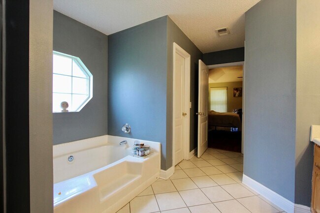 Building Photo - 624 Territory Ln