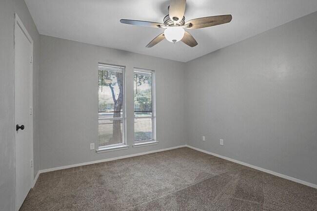 Building Photo - Elegantly Renovated Hickory Creek Home!