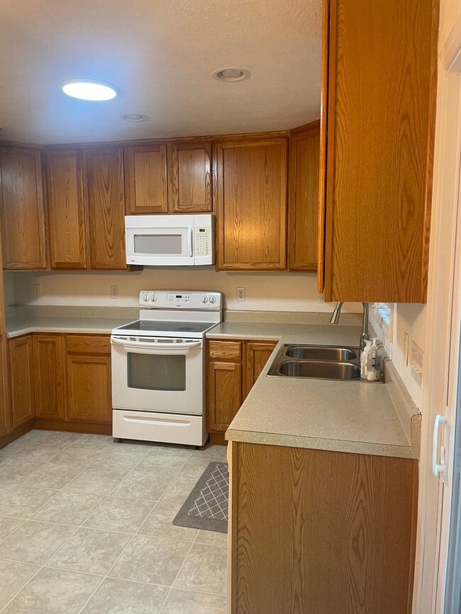 Building Photo - 2 BR 2.5 Bath Townhome