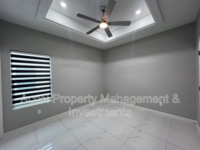 Building Photo - 1122 Country Club Dr