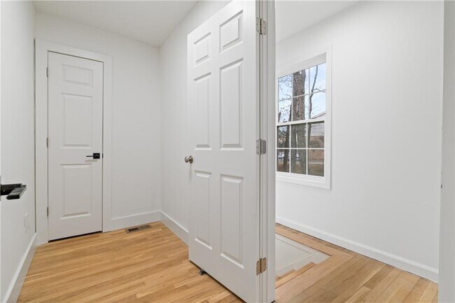 Building Photo - 2790 Sardis St