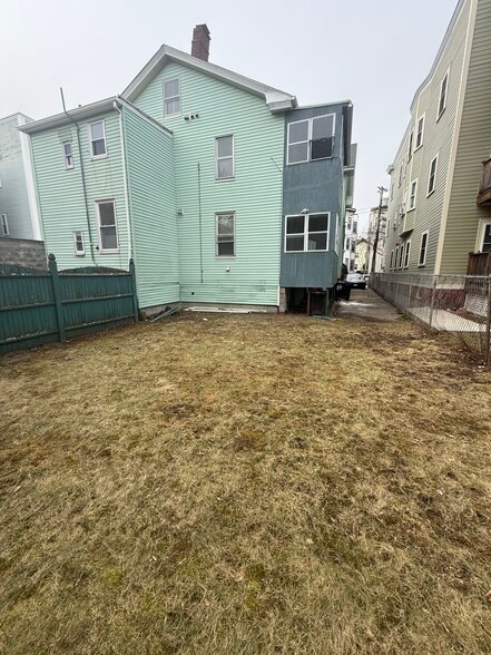 Building Photo - 66 Elm St