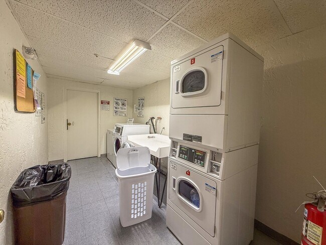 Building Photo - 28 Kenmar Dr