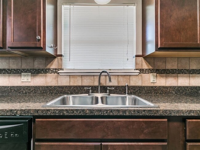 Building Photo - 212 S Mercedes Dr