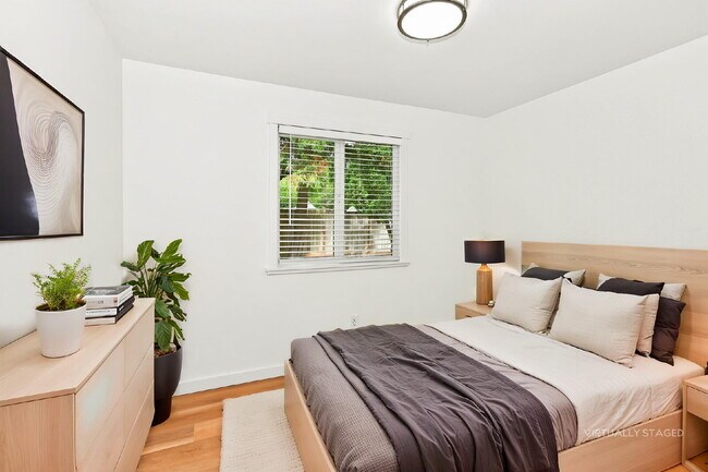 Building Photo - **FULLY REMODELED SAMMAMISH HOME WITH HUGE FENCED YARD!** AVAILABLE NOW FOR RENT!!!