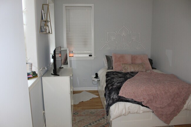 Building Photo - 3745 W Argyle St