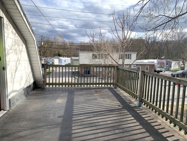 Building Photo - Charming single-family home just a short w...
