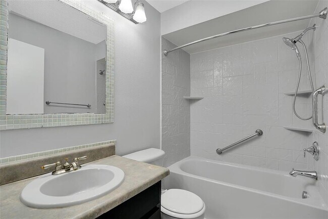 Building Photo - 15217 W Pond Woods Dr