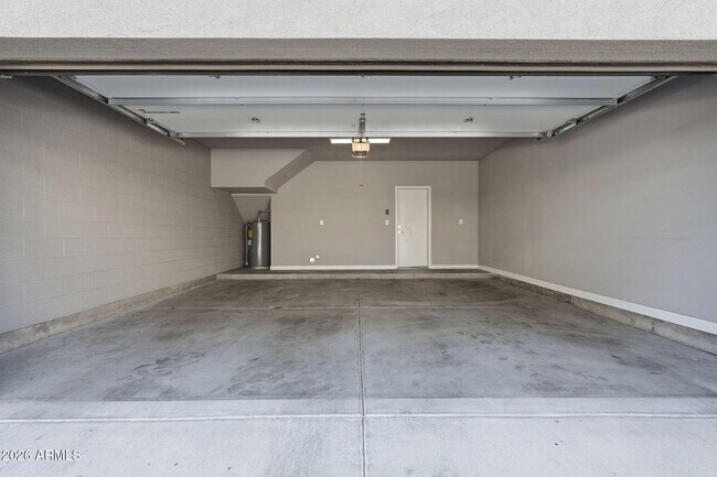 Building Photo - 2727 E Thomas Rd